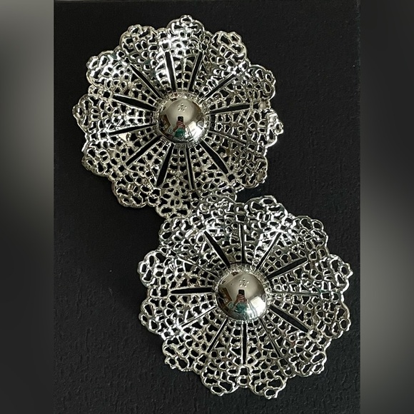 Vintage Sarah Coventry Silvertone Earrings Lacy Flower Clip Ons Boho Style - Picture 1 of 6